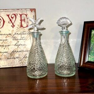 Coastal decor bottles. Seashell and Starfish stoppers
